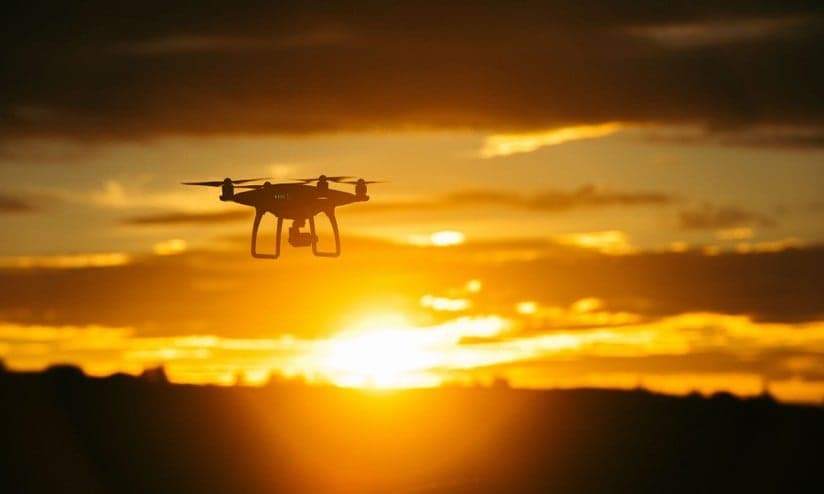 Drone no pôr do sol